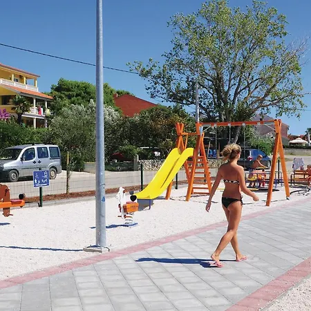 Amazing In Ferienhaus Privlaka (Zadar)